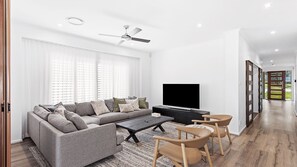 Smart TV - Ultimate family holiday in Style (Shoal Bay)