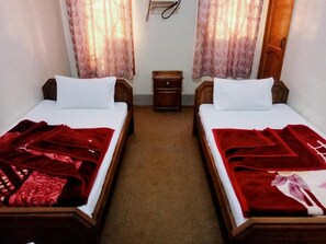 Habitación estándar con 1 cama matrimonial o 2 individuales | Tabla de planchar con plancha y wifi gratis 