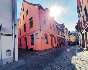 المنشأة من الخارج