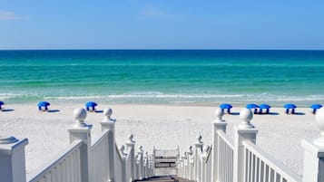 Una spiaggia nelle vicinanze