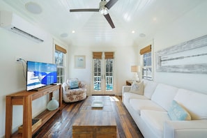 Smart TV - Prime Seaside location 59 ft to Beach Access, 2 Min to Amphitheater + 2 Bikes (Santa Rosa Beach)