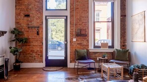 TV - Downtown Covington—Near Shopping, Bars, Cincinnati (Covington)