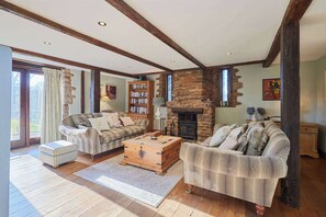 Televisión, chimenea y oficina 