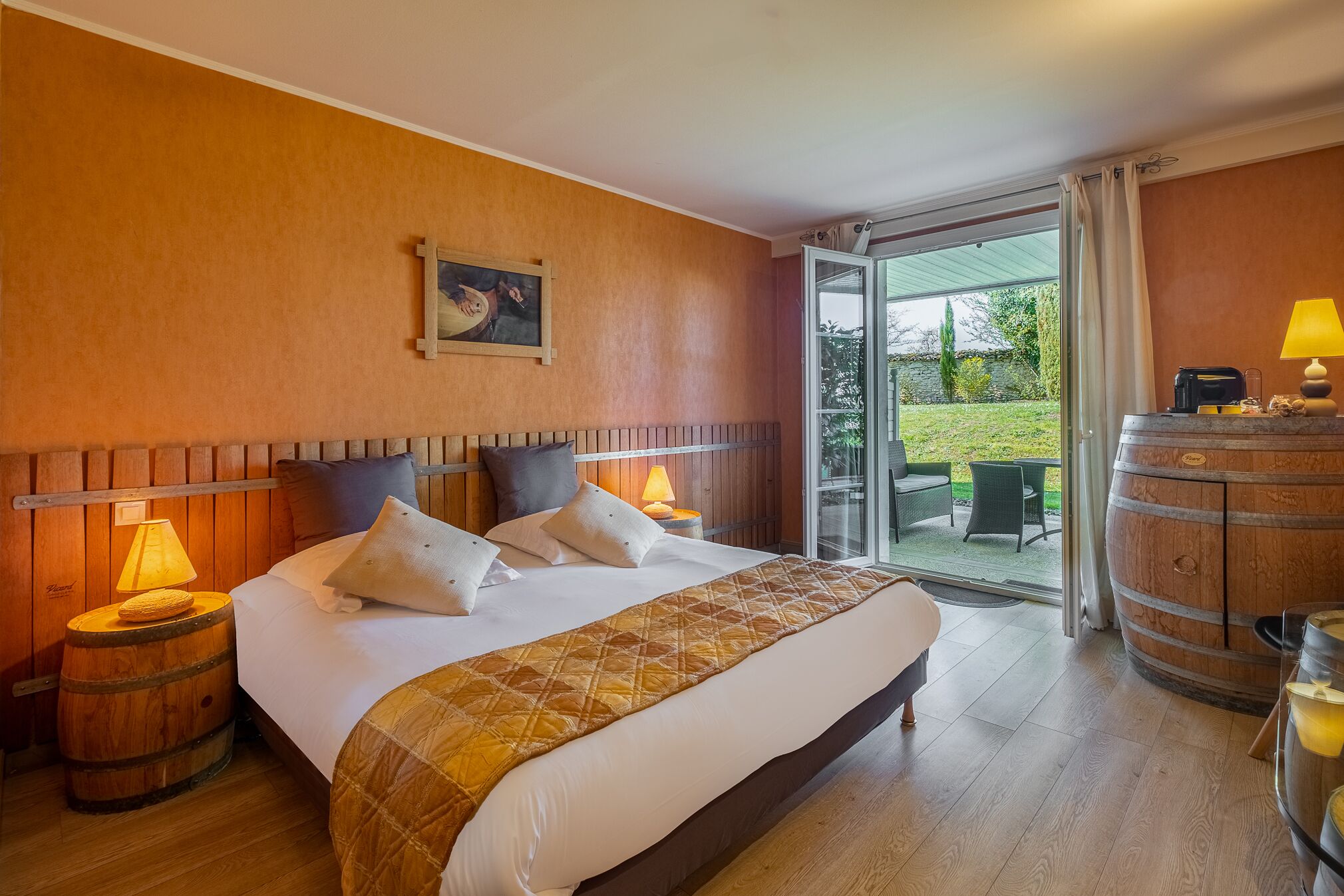 Klassieke tweepersoonskamer, terras | Luxe beddengoed, een minibar, individueel gedecoreerd