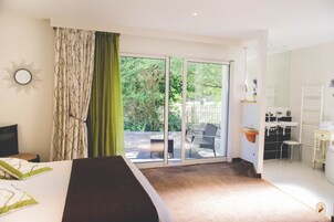 家庭套房 | 浴室 | 淋浴/盆浴组合、免费洗浴用品、吹风机、毛巾