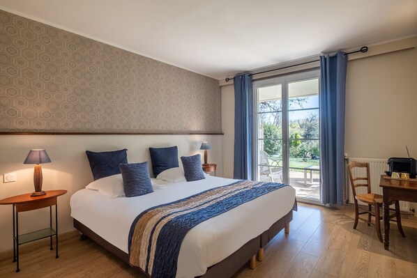 Premium bedding, minibar, individually decorated, individually furnished - Domaine de l'Echassier, The Originals Relais (Chateaubernard)