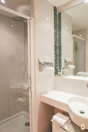 Een bad/douchecombinatie, gratis toiletartikelen, een haardroger