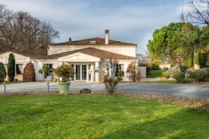 Front of property - Domaine de l'Echassier, The Originals Relais (Chateaubernard)