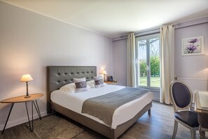 Premium bedding, minibar, individually decorated, individually furnished - Domaine de l'Echassier, The Originals Relais (Chateaubernard)
