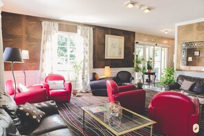 Télévision à écran plat, espaces bureaux