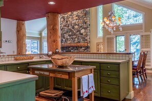 Fridge, microwave, coffee/tea maker, toaster - Weyyakin Home - Amazing Home for 13 Just Minutes From Downtown (Ketchum)