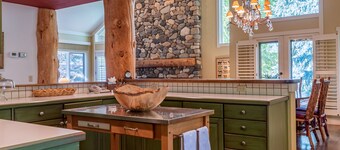 Weyyakin Home - Amazing Home for 13 Just Minutes From Downtown