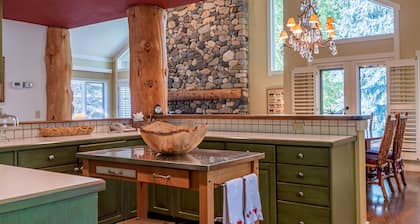 Weyyakin Home - Amazing Home for 13 Just Minutes From Downtown