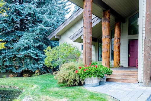 Weyyakin Home - Amazing Home for 13 Just Minutes From Downtown