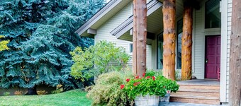 Weyyakin Home - Amazing Home for 13 Just Minutes From Downtown