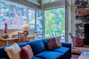 TV, fireplace - Weyyakin Home - Amazing Home for 13 Just Minutes From Downtown (Ketchum)