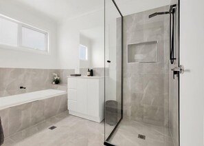 Handtücher, Seife, Shampoo, Toilettenpapier