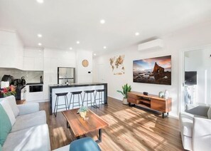 TV - A Stones Throw, Bright (Bright)