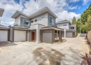 Exterior - A Stones Throw, Bright (Bright)