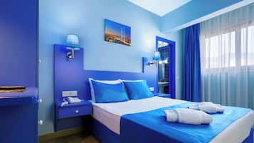 Caja de seguridad en la habitación, escritorio y cortinas blackout