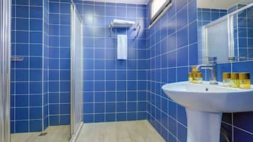 Quadrupla Deluxe | Bagno | Doccia, set di cortesia gratuito, asciugacapelli, pantofole