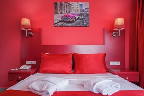 Deluxe-Dreibettzimmer | Zimmersafe, Schreibtisch, Verdunkelungsvorhänge, kostenloses WLAN