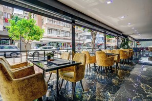 Petit déjeuner, déjeuner et dîner servis sur place