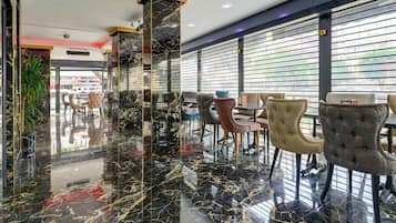 Se sirven desayunos, almuerzos y cenas; cocina local e internacional