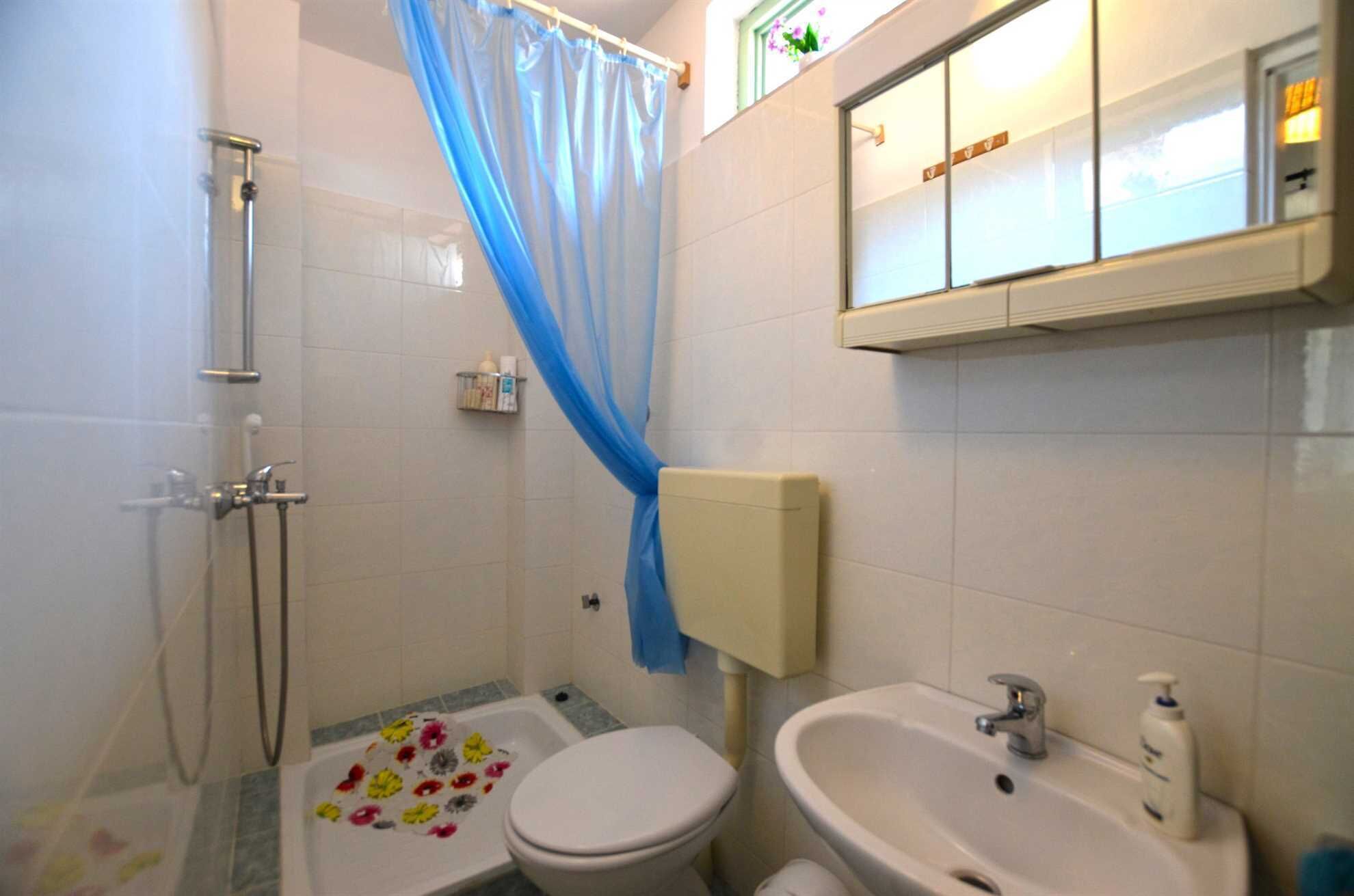Douche, serviettes fournies