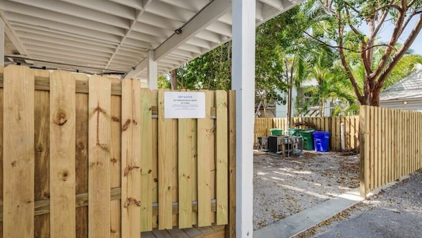 Property grounds - Sky Suite with Balcony Overlooking Duval Street (Key West)