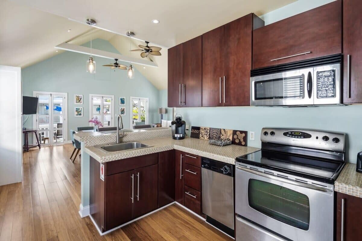 Coffee/tea maker, fridge, microwave, oven