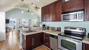 Coffee/tea maker, fridge, microwave, oven