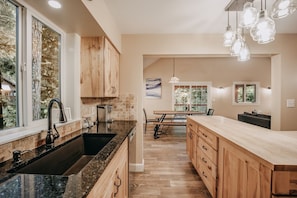 Cabane, 4 chambres | Cuisine privée | Réfrigérateur, four, cafetière/bouilloire, grille-pain