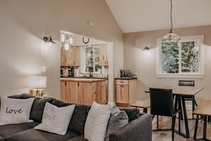 Cabin, 4 Bedrooms | Living area