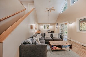 Cabin, 4 Bedrooms | Living area
