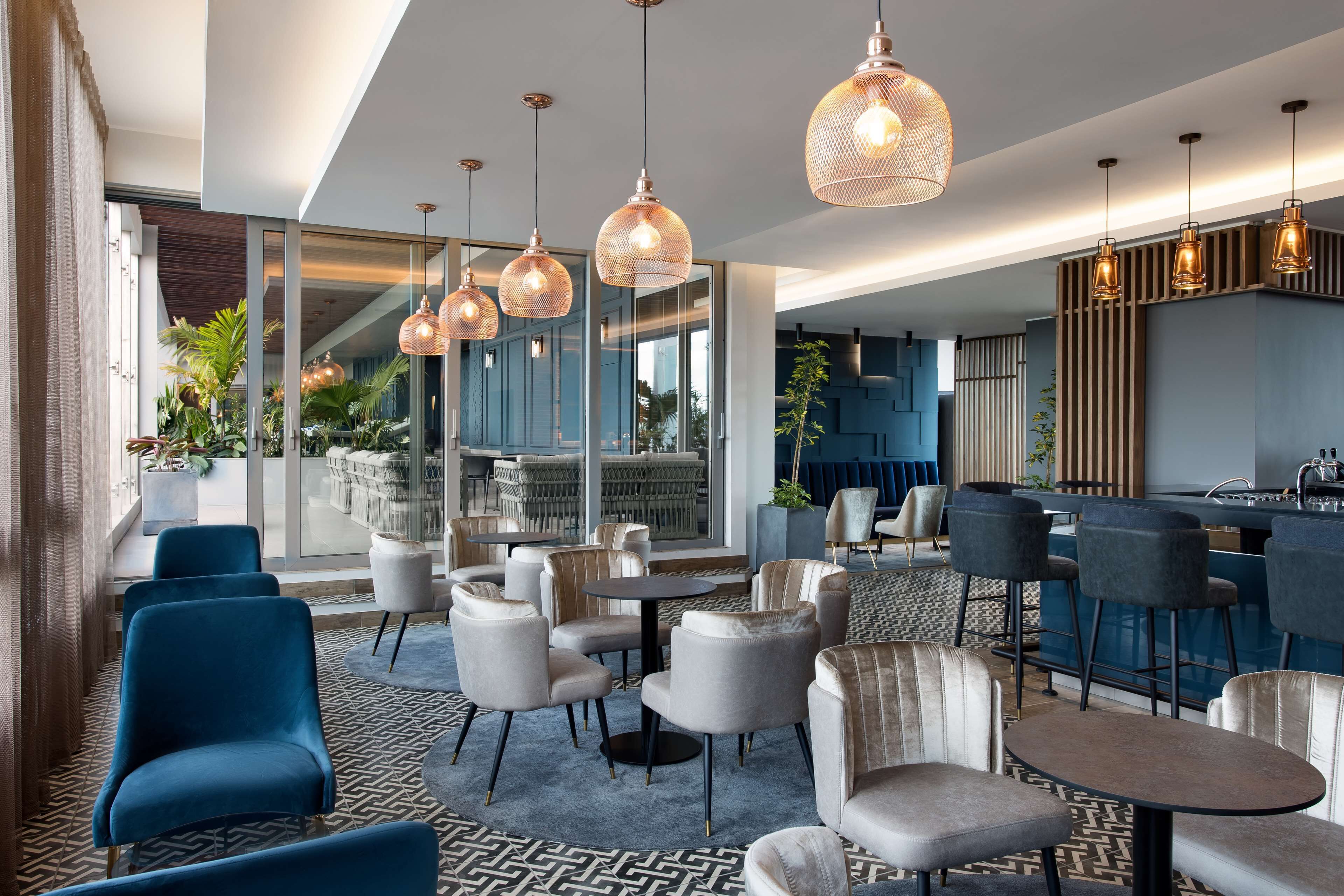 2 restaurants, international cuisine