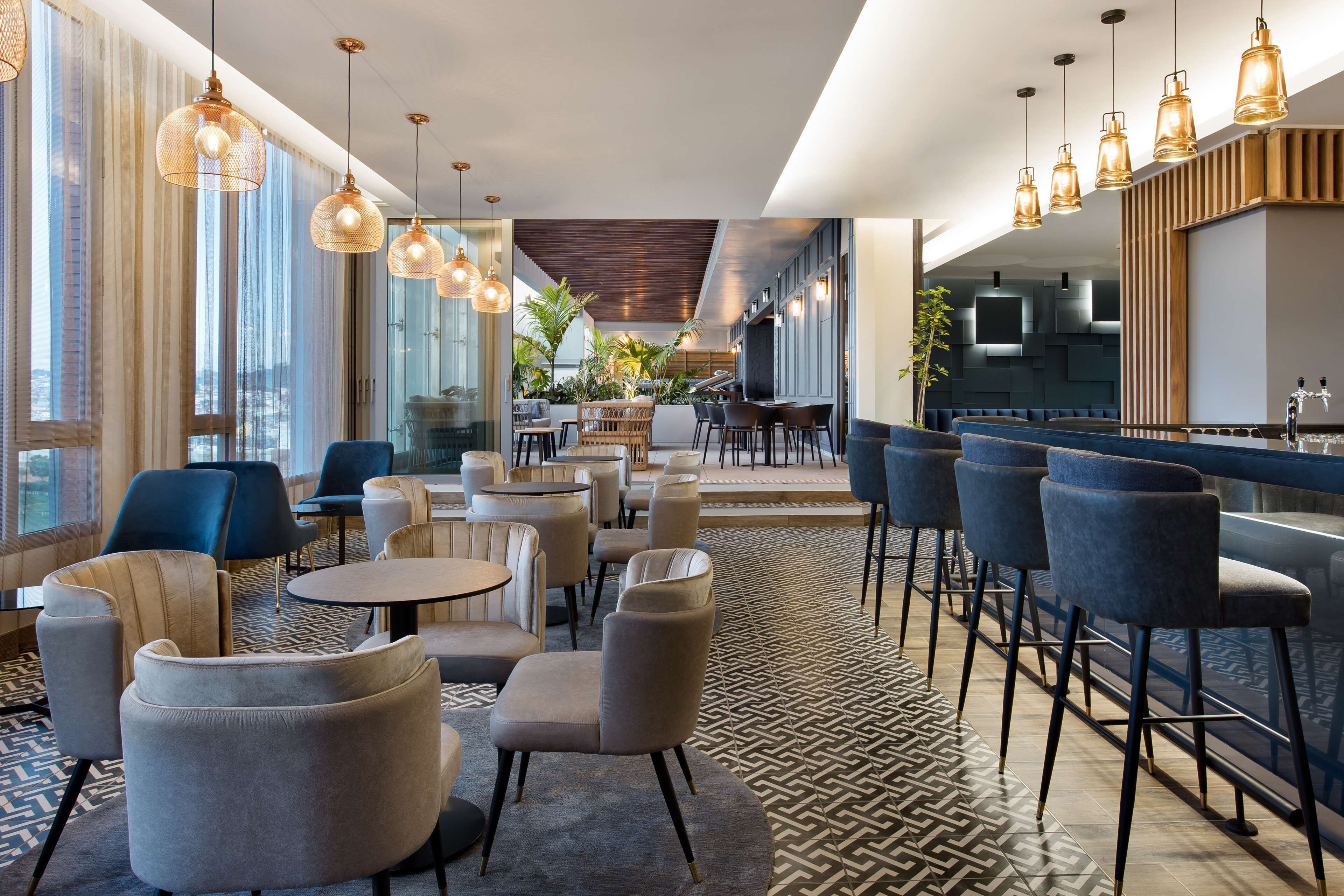 2 restaurants, international cuisine