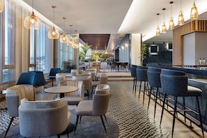 2 restaurants, spécialités Cuisine internationale