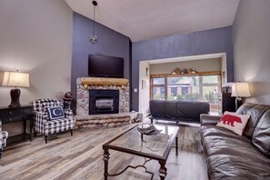 Appart'hôtel, 2 chambres | Coin séjour | TV connectée