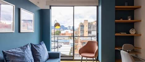 Una televisión, una oficina