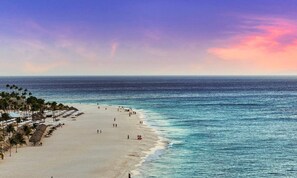 På stranden, solsenger og strandhåndklær
