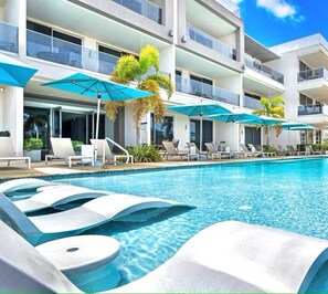 Utendørsbasseng, et evighetsbasseng og solsenger