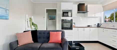 Téléviseur, chaßne audio, bureau