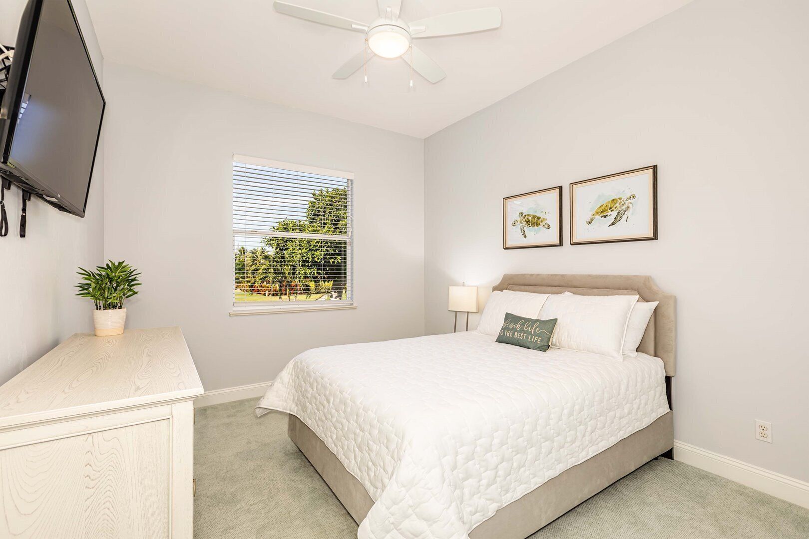 3 slaapkamers, een strijkplank/strijkijzer, gratis wifi, beddengoed