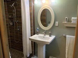 Ensemble douche/baignoire, sèche-cheveux, serviettes fournies, savon