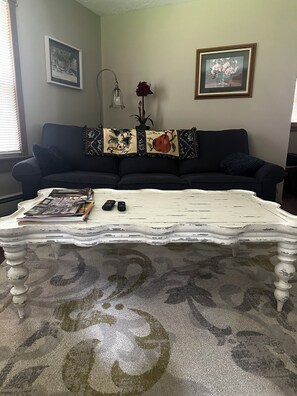 Smart-tv, een open haard, boeken en een kantoor