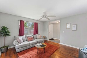 Smart TV, offices - *Riverside Charmer 1264* Wifi, TV, Coffee (Jacksonville)