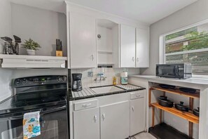 Fridge, microwave, oven, stovetop - *Riverside Charmer 1264* Wifi, TV, Coffee (Jacksonville)