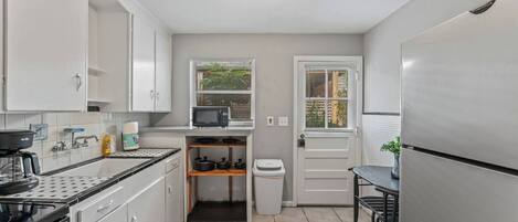 Een koelkast, een microgolfoven, een oven, een kookplaat