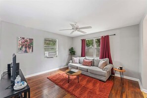 Smart TV, offices - *Riverside Charmer 1264* Wifi, TV, Coffee (Jacksonville)